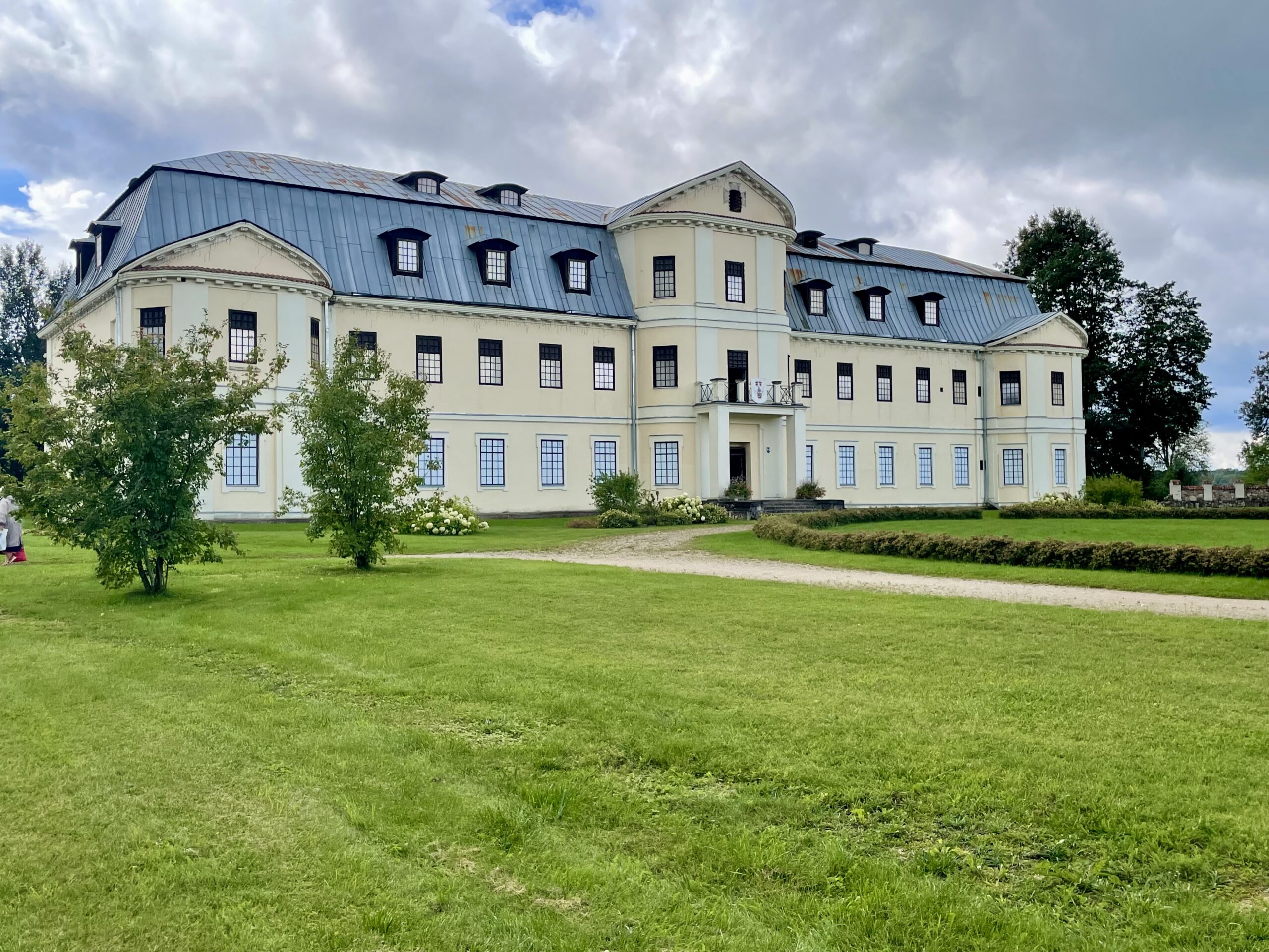 Rezydencja Platerów - udało się odnowić elewację. ale wnętrze czeka wciąż na remont