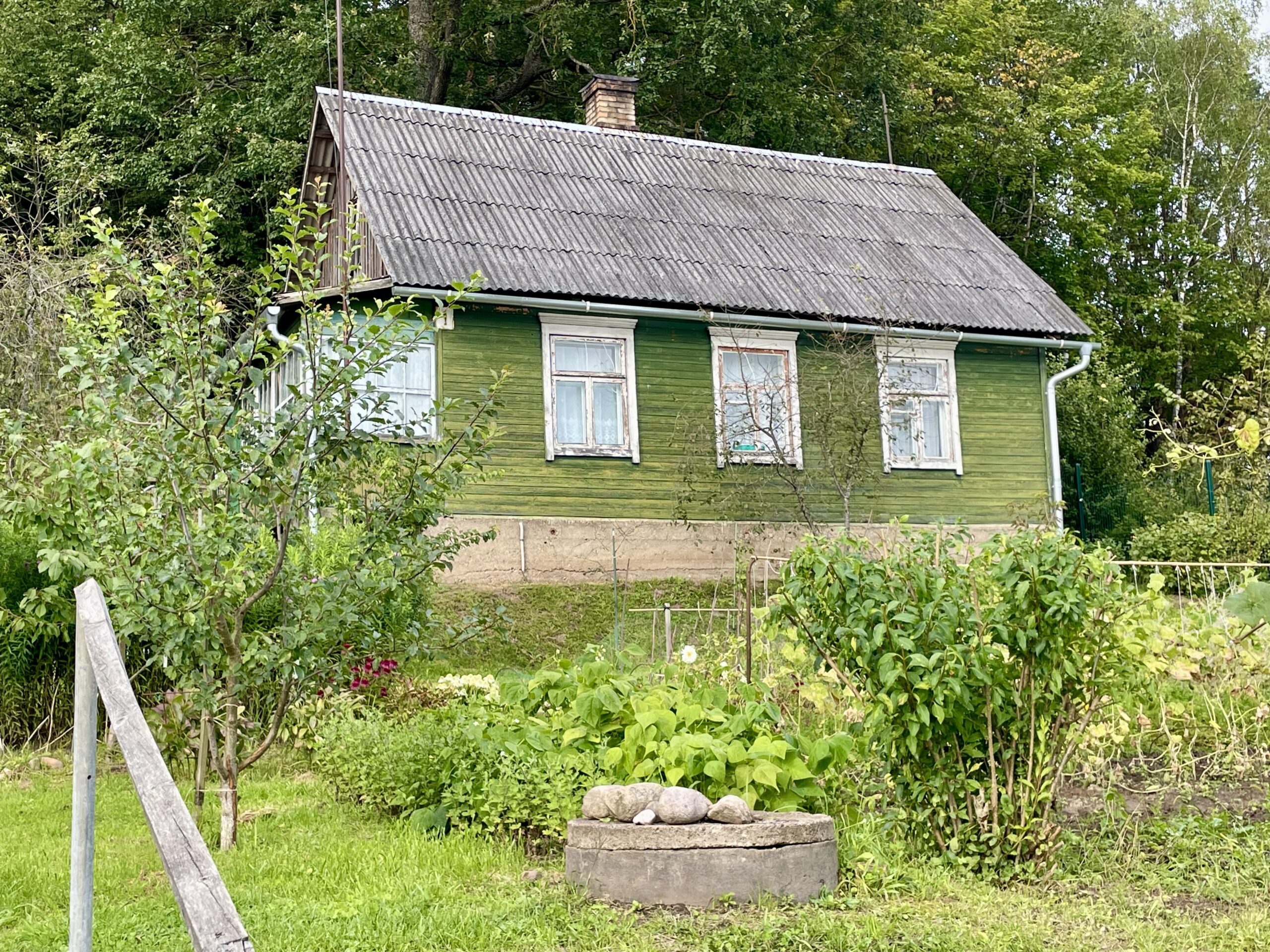 Na wschodniej Łotwie zachowało się wiele drewnianych domów w pastelowych kolorach