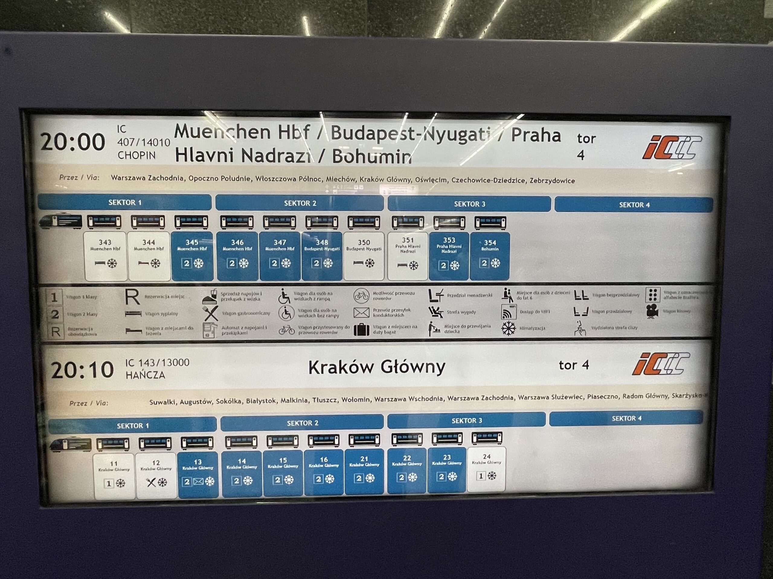 Pociąg ma w składzie także wagony jadące do Pragi i Budapesztu