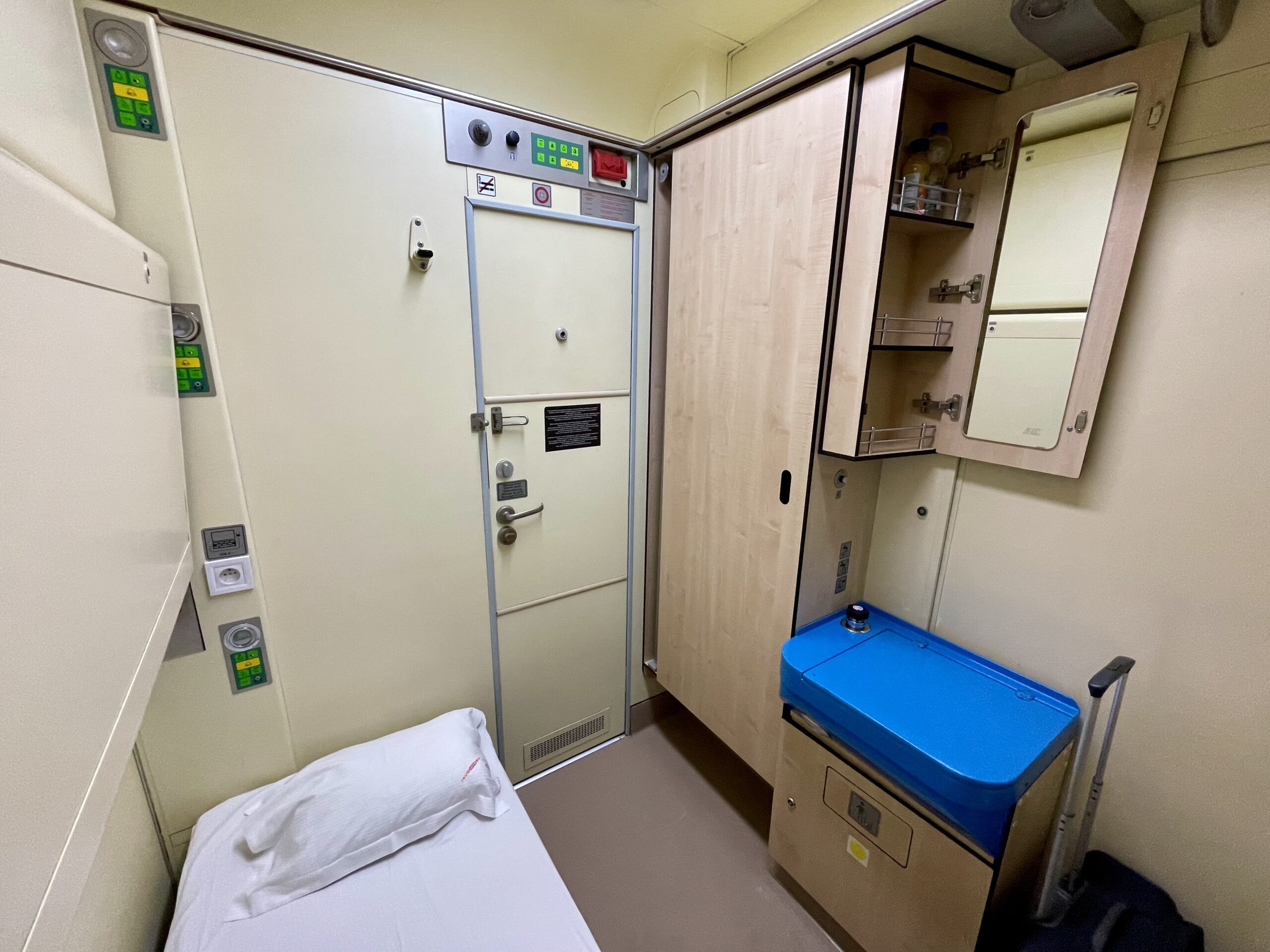 Przedział to, prócz łóżka, umywalka, szafa, rozkładany fotel, gniazdka do ładowania i półeczki