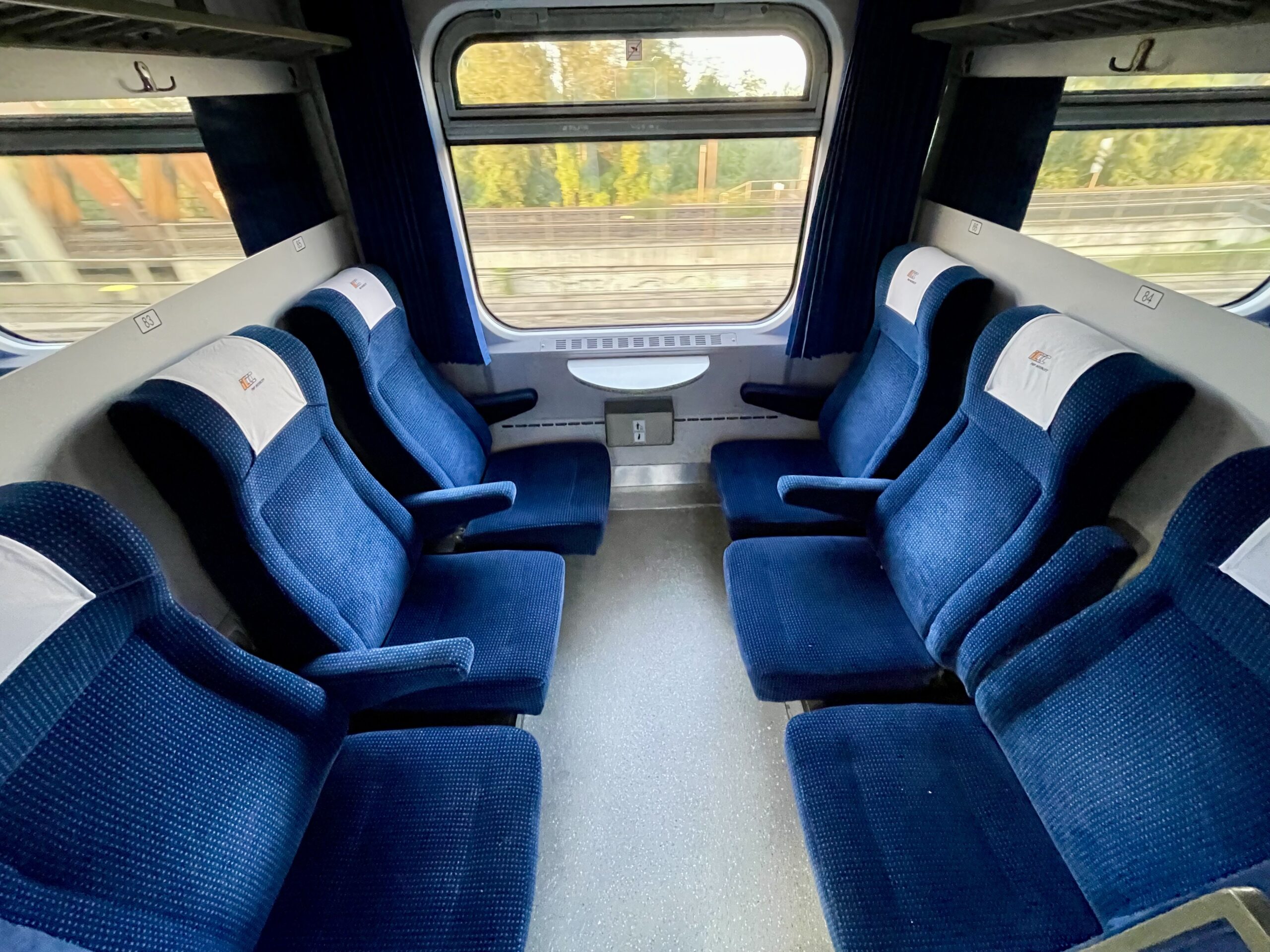 Wersja budżetowa to podróż na siedząco - fotele wyglądają na bardzo wygodne