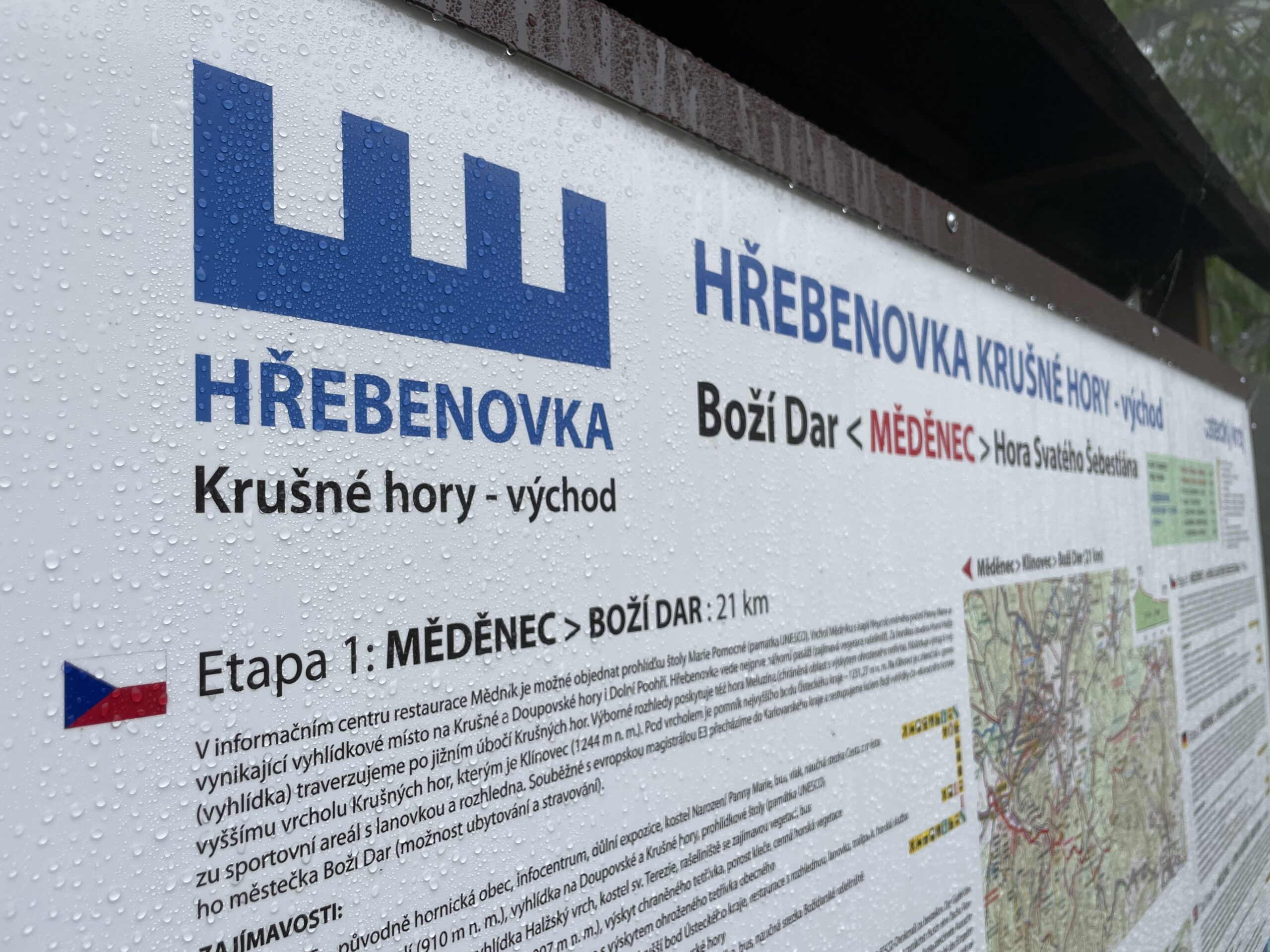 Trasa Hřebenovki jest bardzo dobrze oznaczona tablicami z charakterystycznym niebieskim logo szlaku