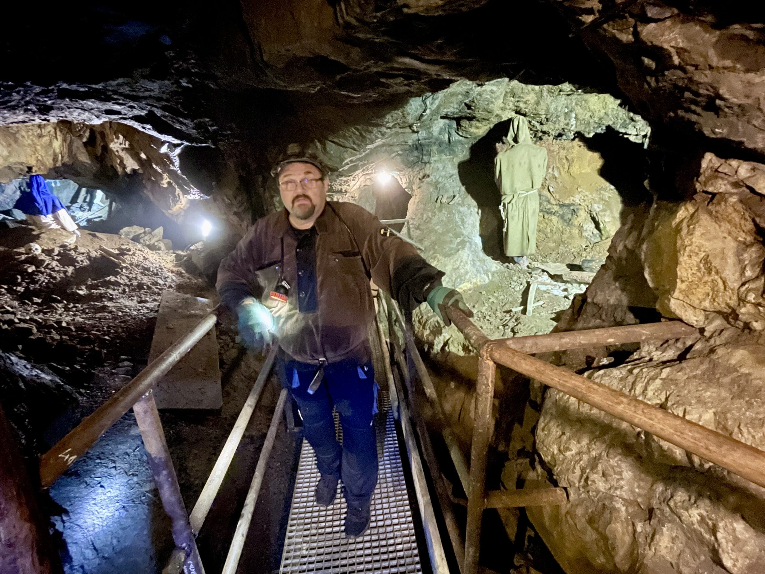 Zwiedzanie nieczynnych kopalnianych sztolni jest niezwykłą przygodą