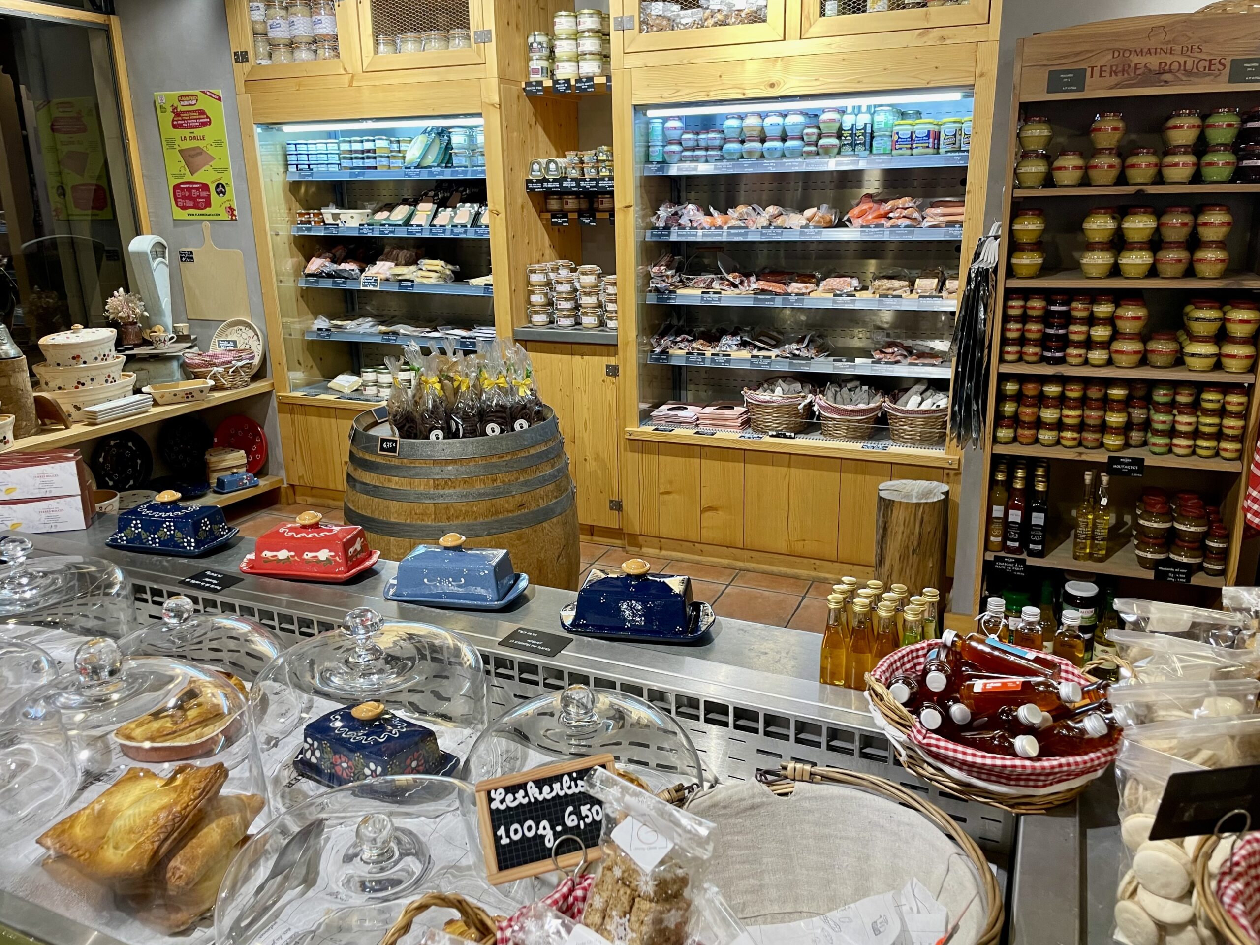 W wielu sklepach sprzedaje się regionalne produkty kulinarne