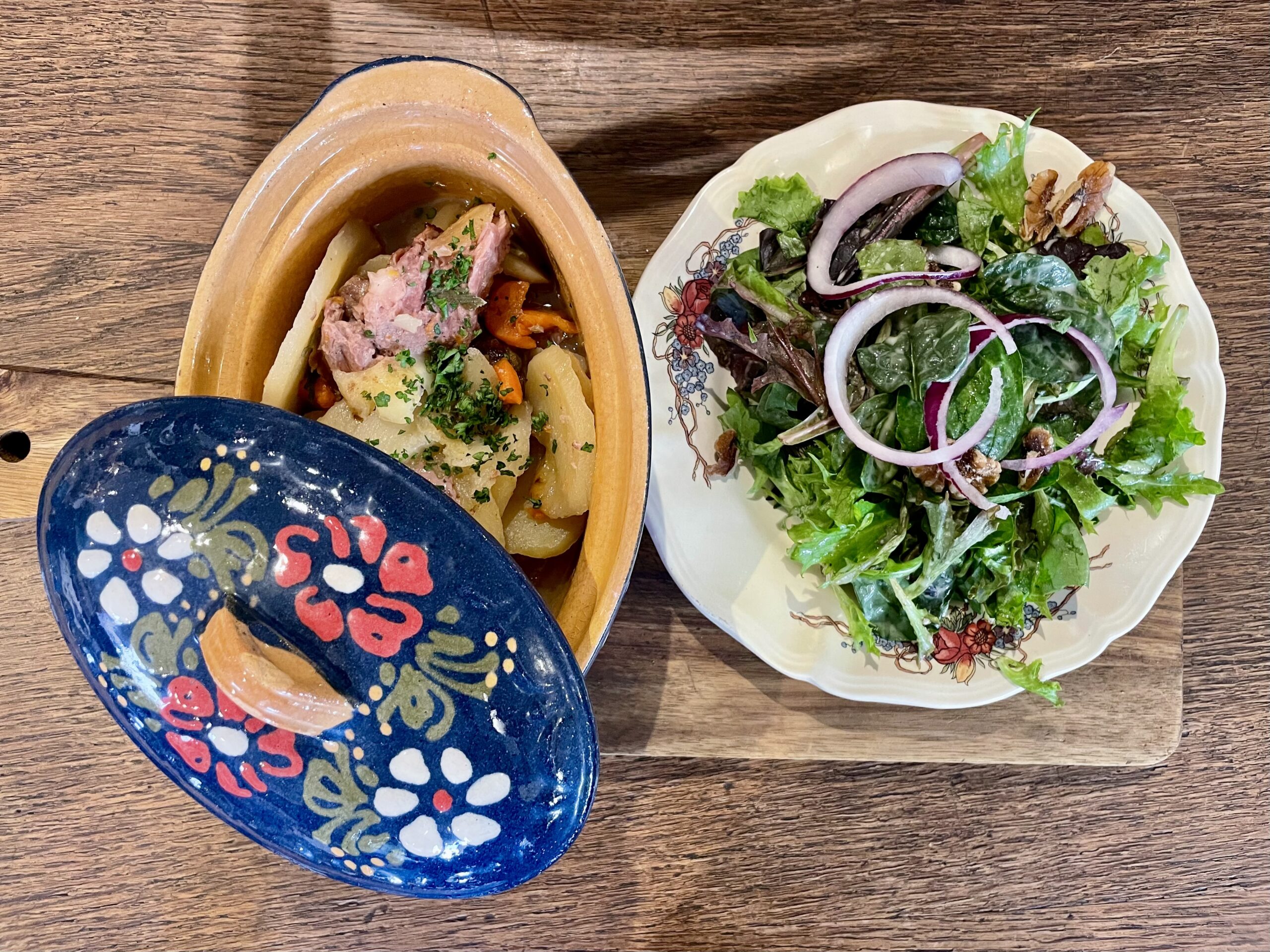 Jagnięcina, wołowina, wieprzowina i warzywa to baeckeoffe