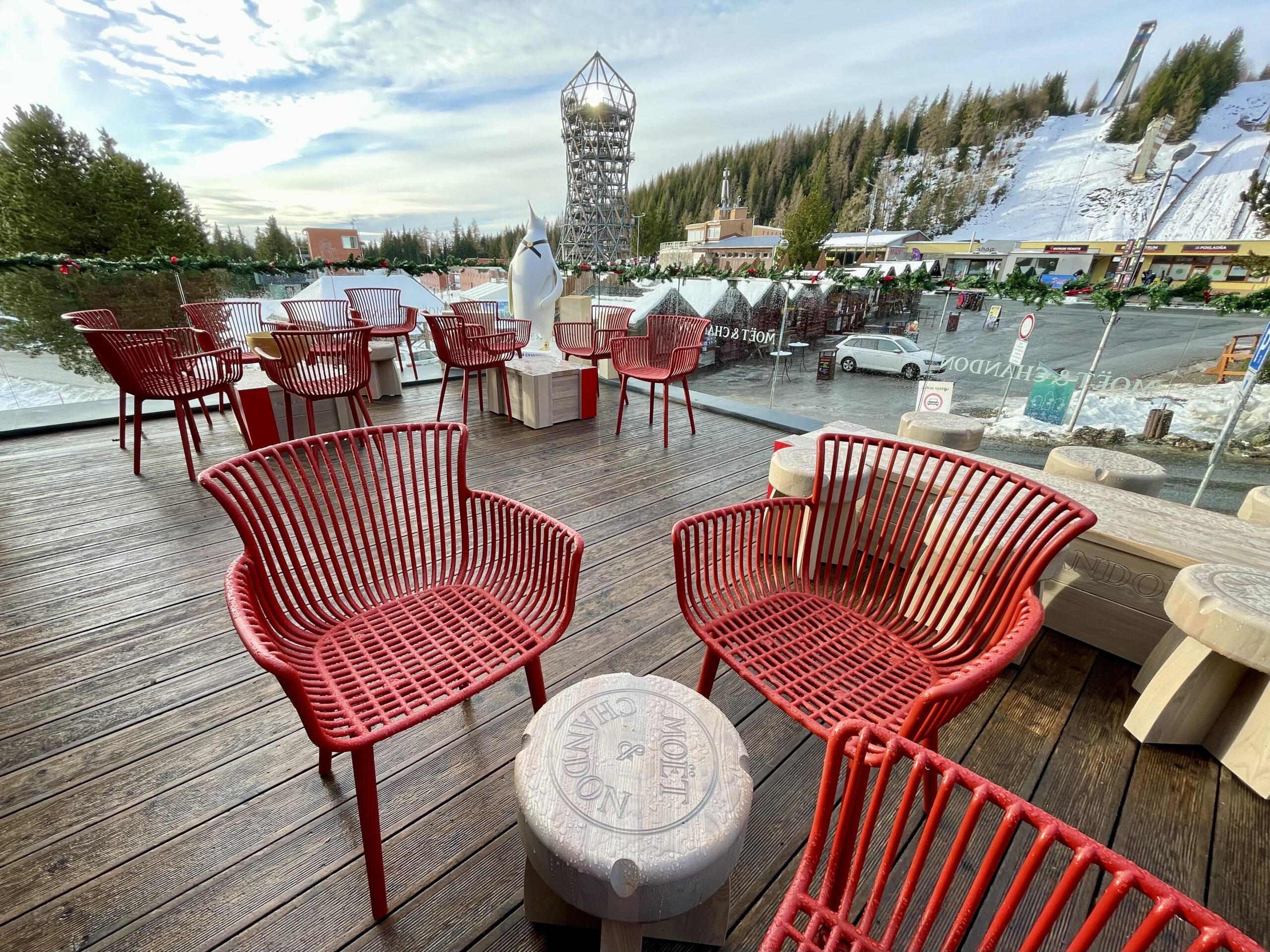 Otwarciu nowego wyciągu krzesełkowego towarzyszyło otwarcie tarasu widokowego sygnowanego przez Moët & Chandon