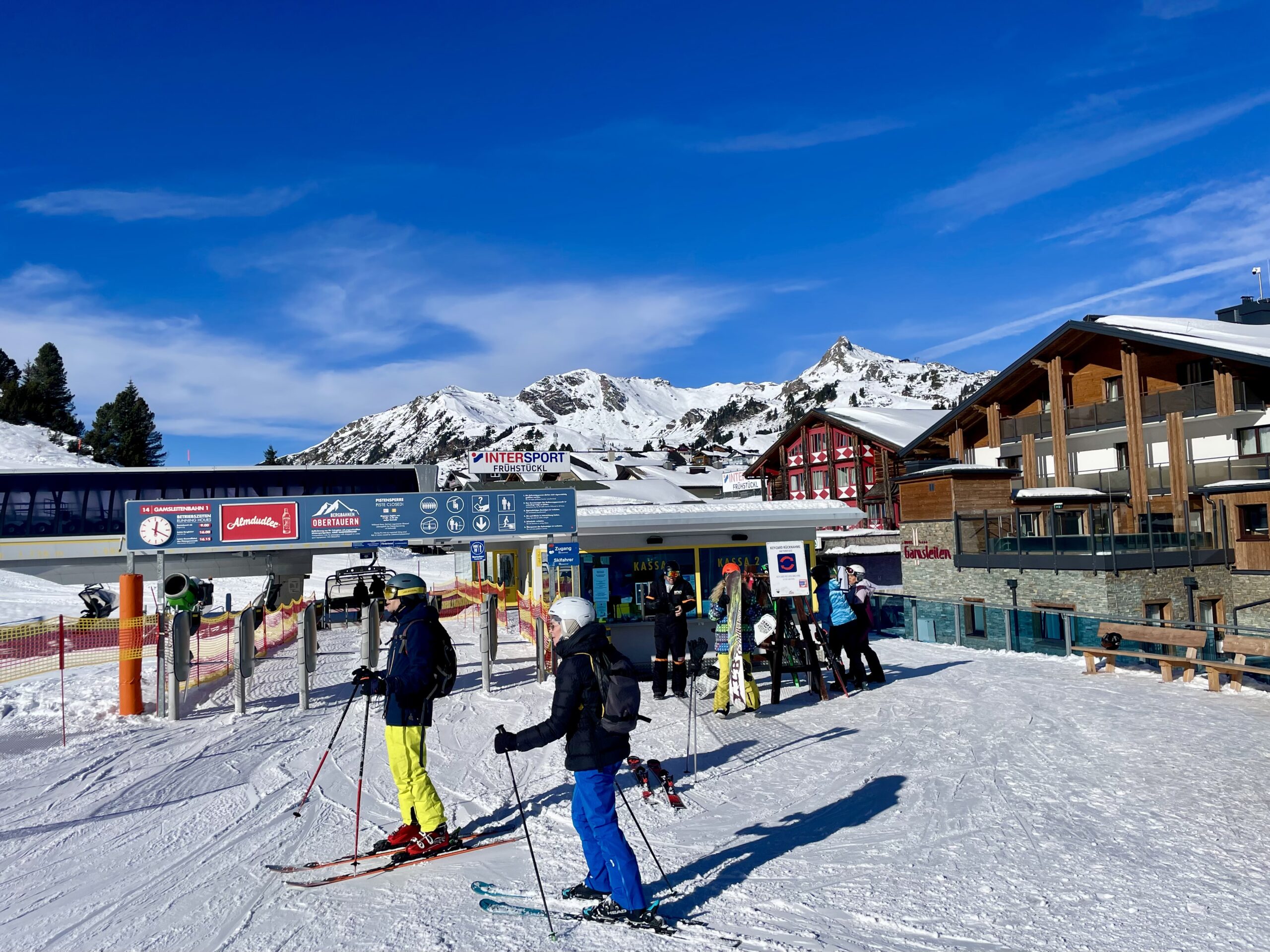Hotel, a tuż obok stok lub wyciąg - to typowy układ w Obertauren