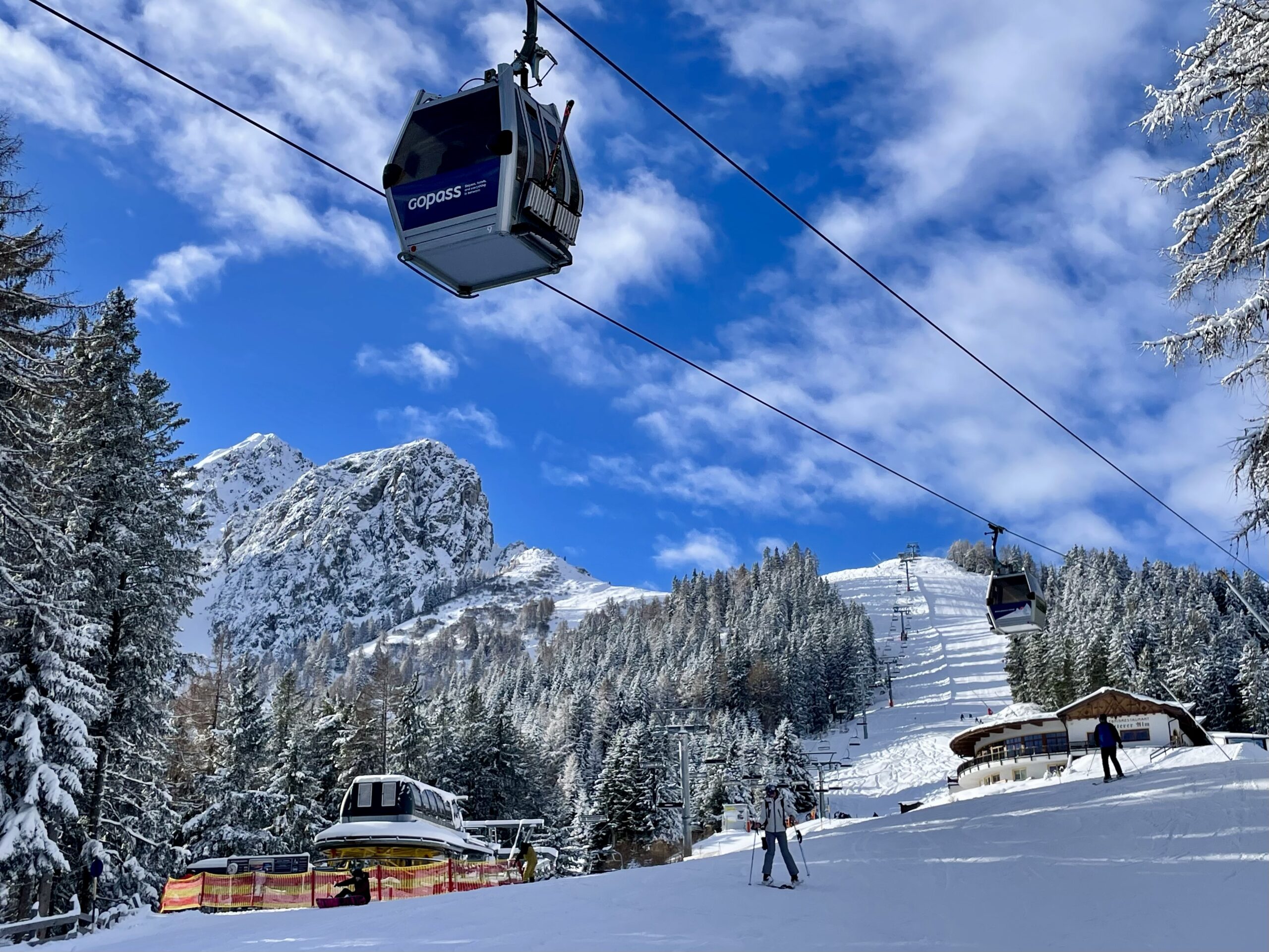 Wygodna gondolka, bliskość Innsbrucka, długa niebieska trasa - to atuty Muttereralm