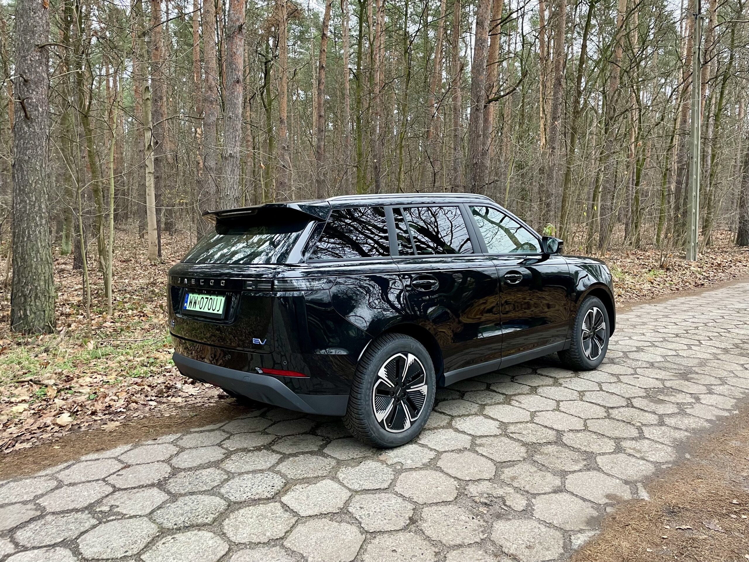 JAECOO E5 dostępne jest w 5 kolorach nadwozia z ciemnym wykończeniem wnętrza