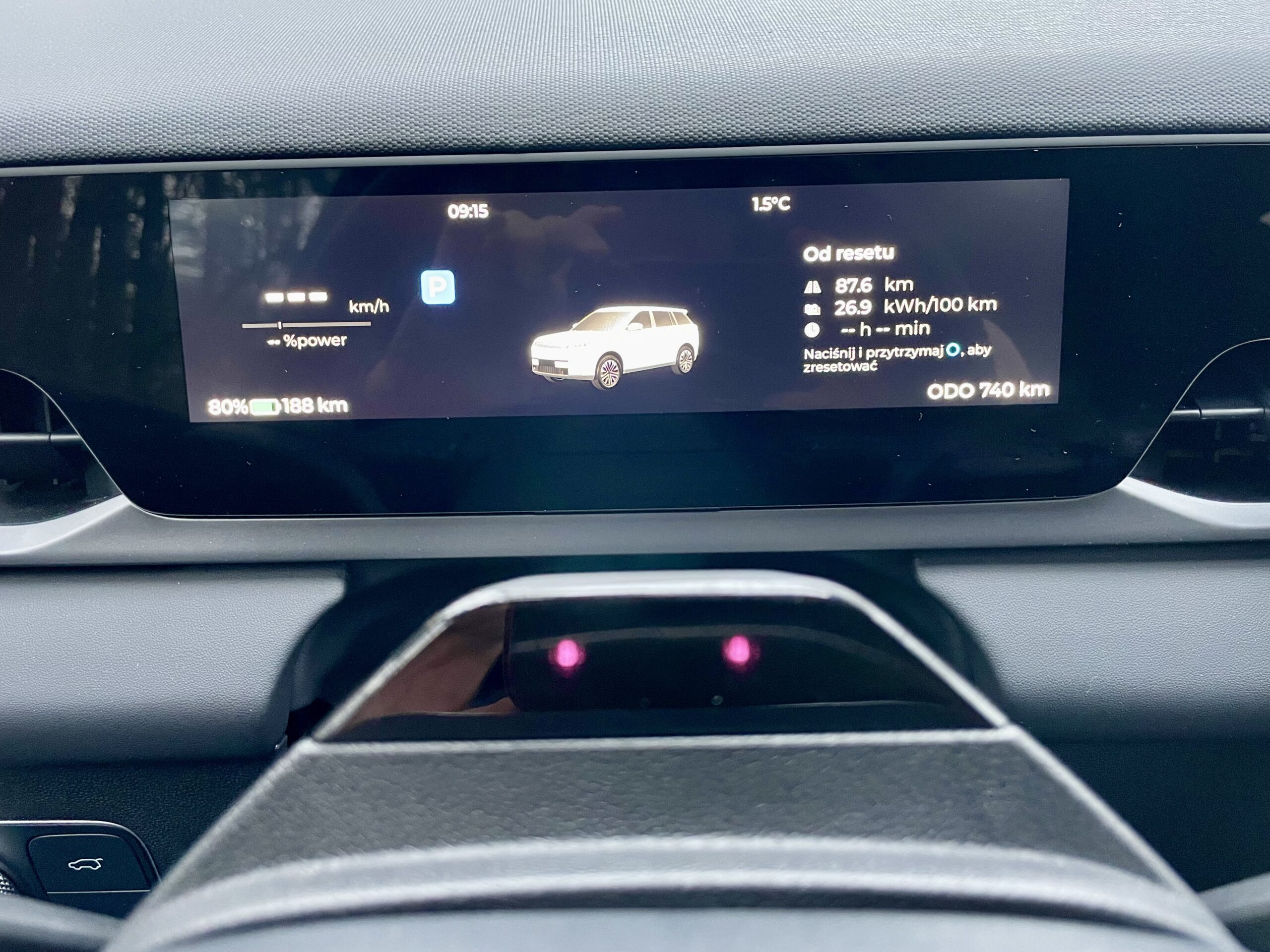 Kierowca widzi przed sobą mały, prostokątny ekran. Małe litery i cyfry wymagają skupienia przy ich odczytywaniu.