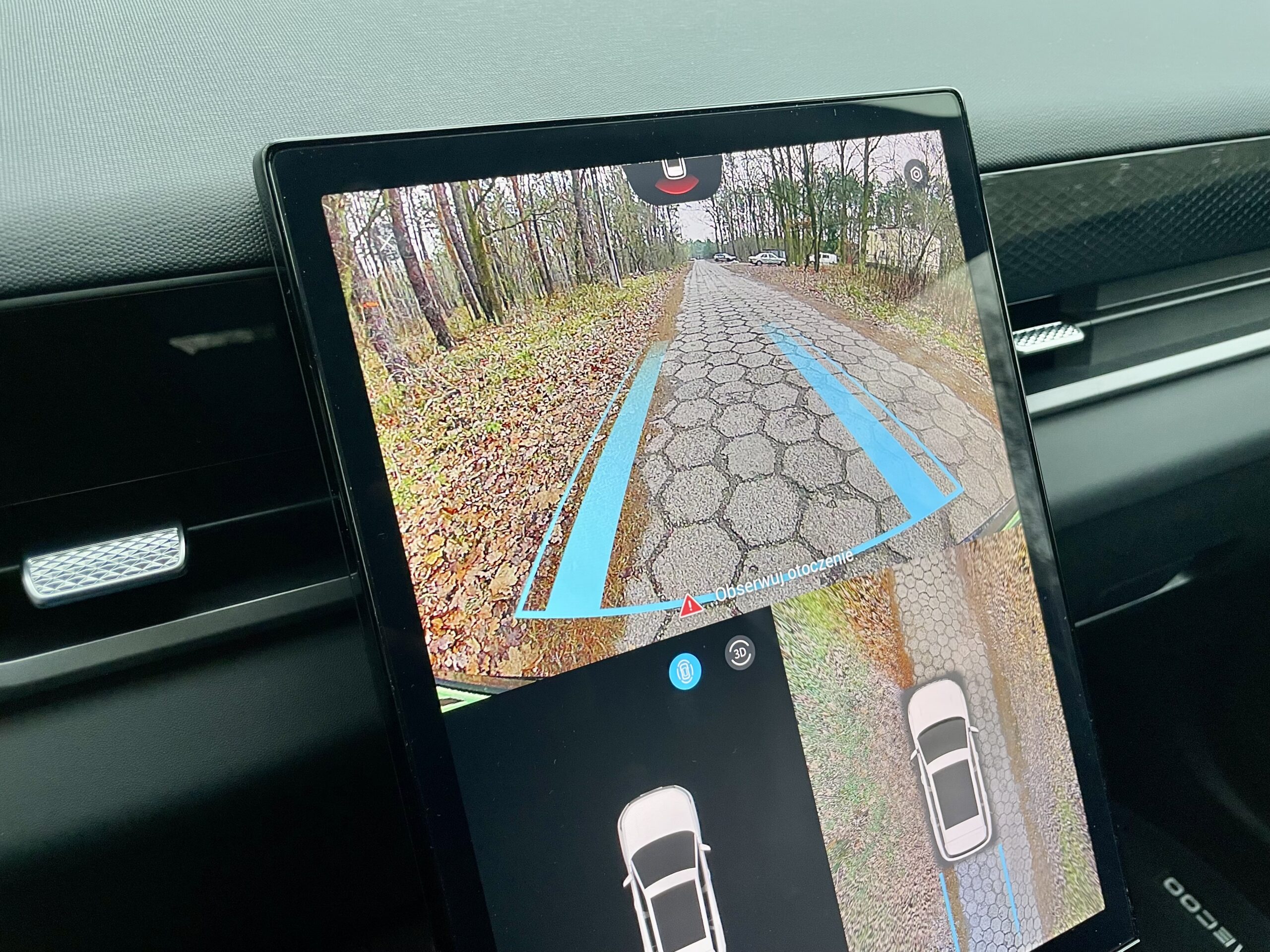 Widok z kamer jest bardzo wyraźny i pomocny w manewrowaniu