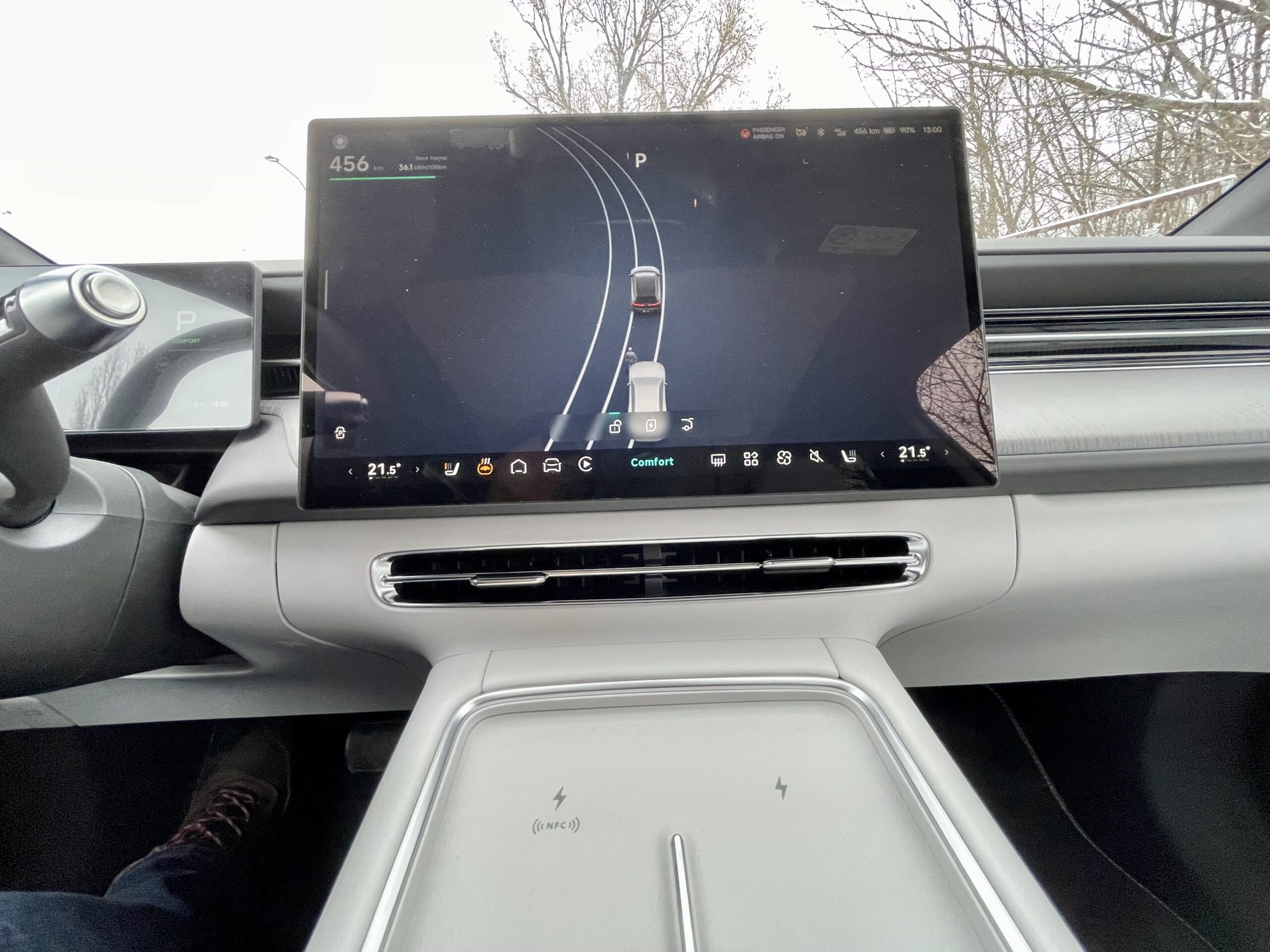 XPENG G6 - dwie chłodzone ładowarki indukcyjne to cenny dodatek