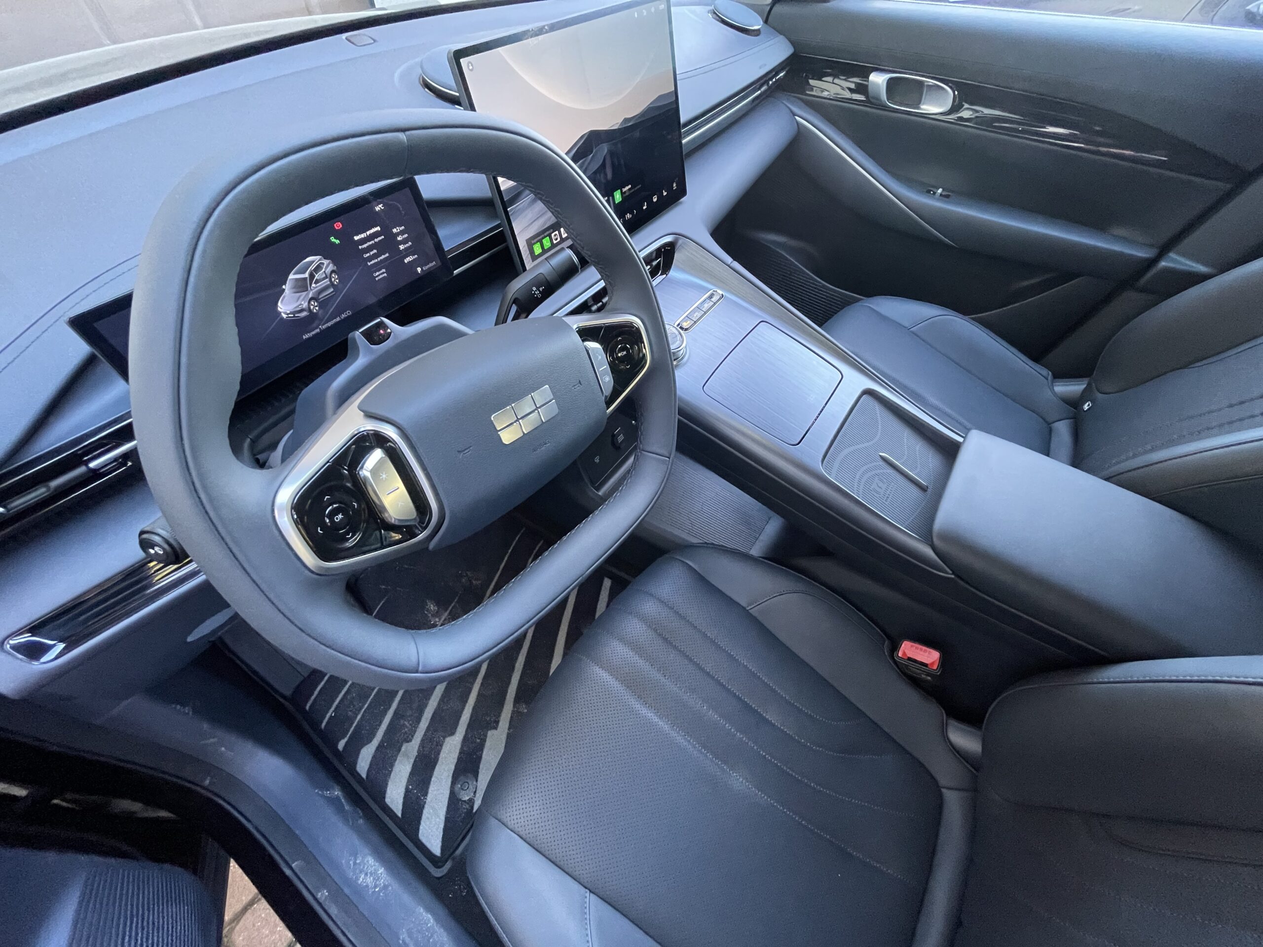 To już tradycyjne rozwiązanie - dwa ekrany, które pozwalają zarządzać autem