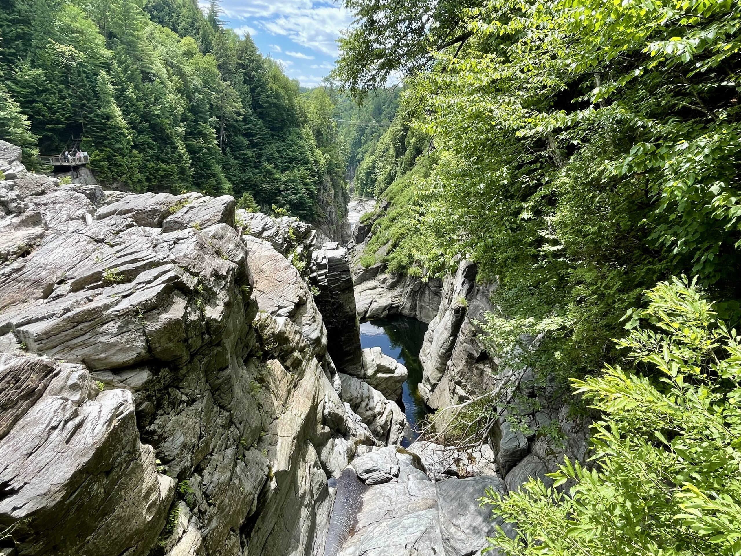 Canyon Sainte-Anne jest przepiękny i niedaleki od Quebec City