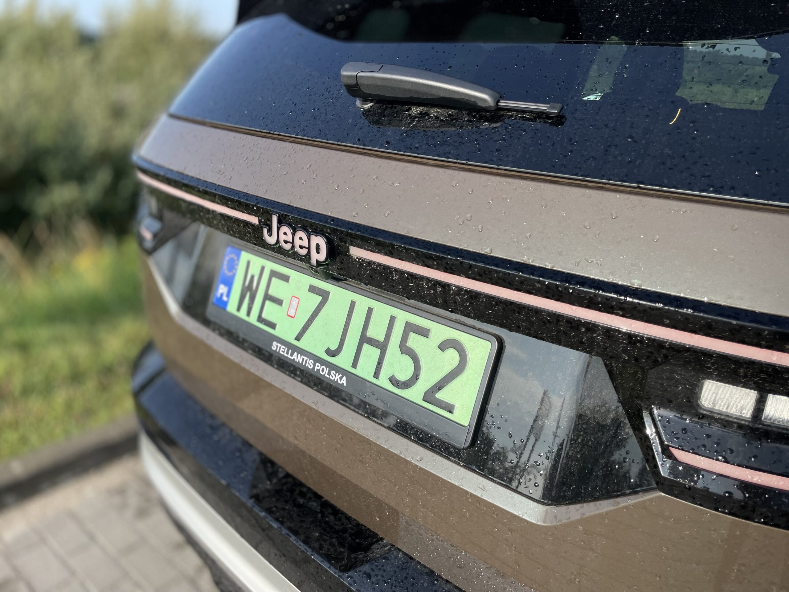 Jeep idzie zgodnie z modą - podświetlane logo na klapie bagażnika