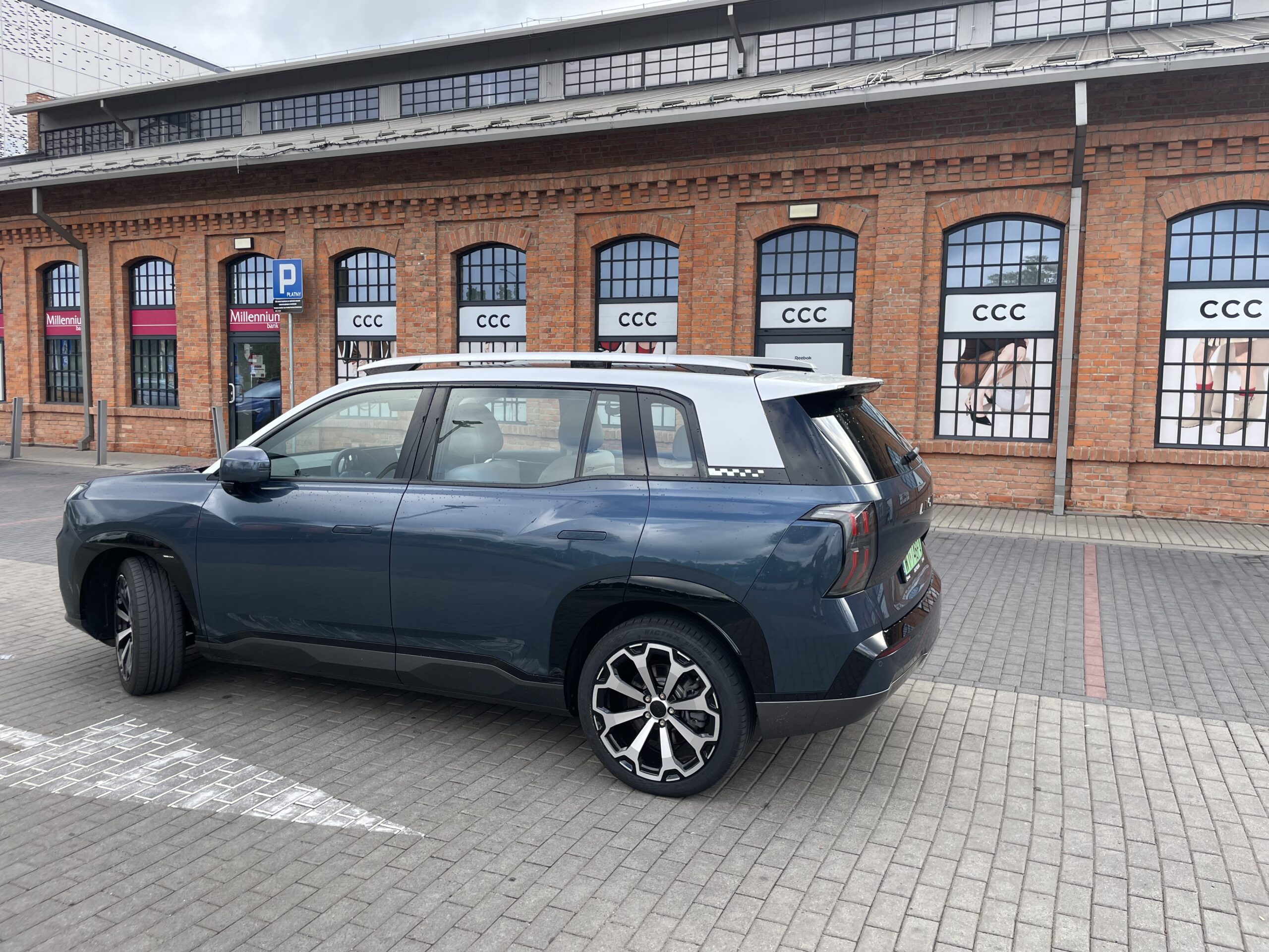 Roleta zakrywająca przestrzeń bagażową pojawi się dopiero. gdy auto będzie produkowane w Austrii
