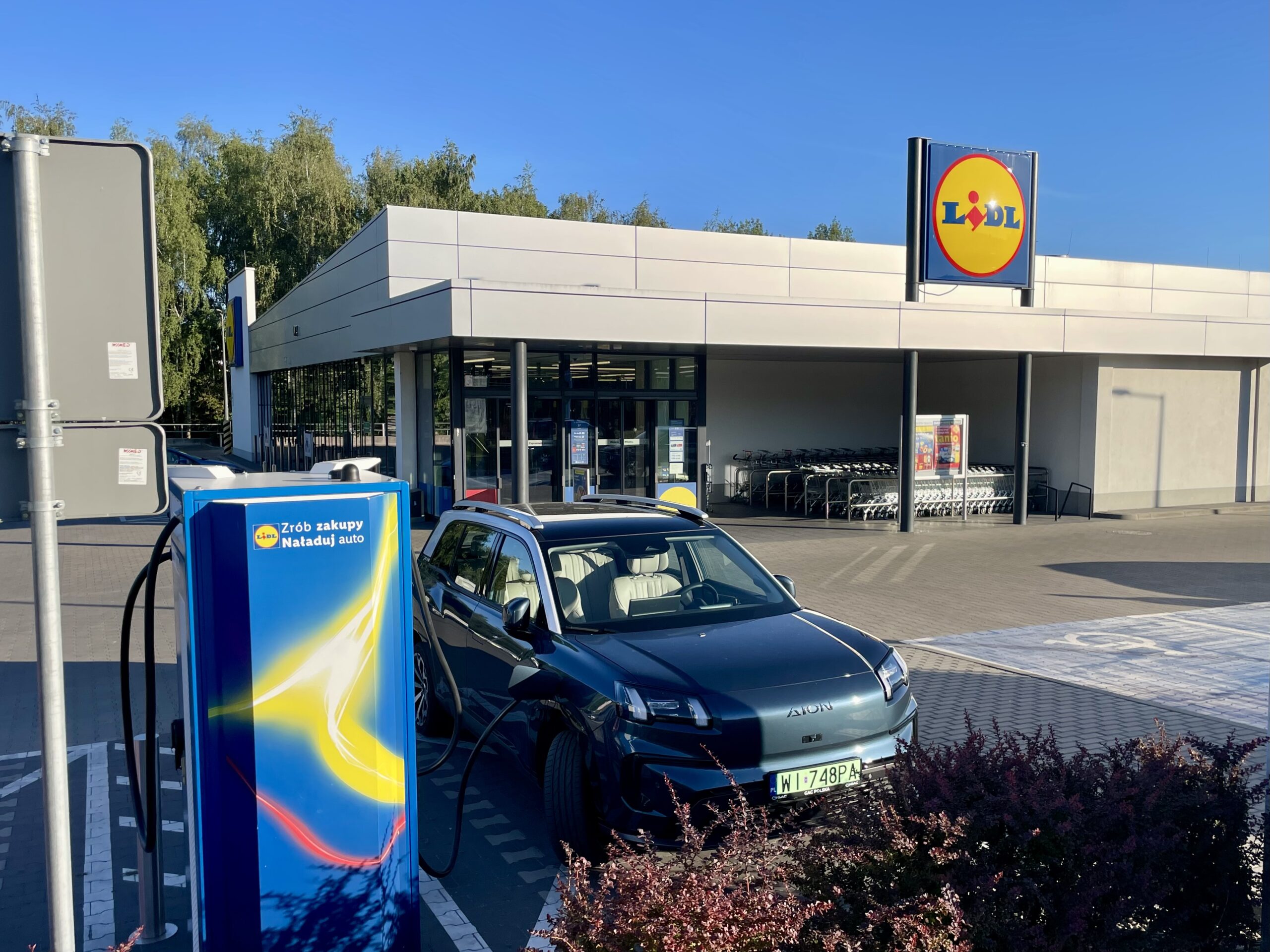 My na zakupy, a auto się ładuje. Sklepy LIDL stawiają ładowarki